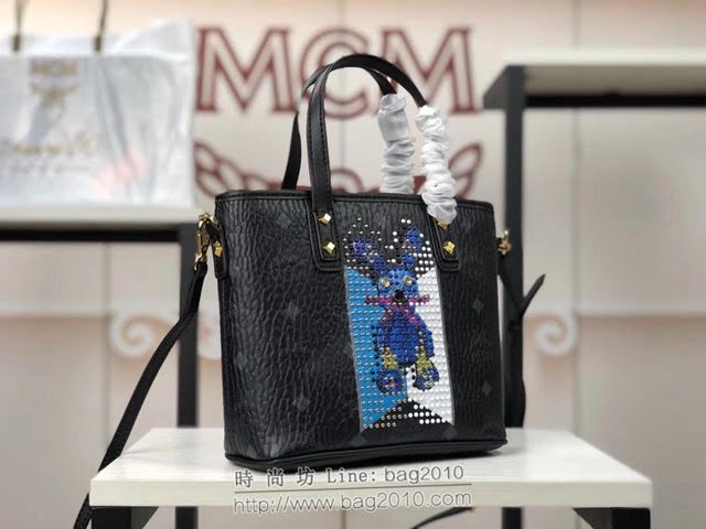 MCM女包 原單 6203兔子打釘 飾有可愛圖案 Anya購物袋 MCM女手提包 手拎包 MCM斜挎單肩包  mdmc1420